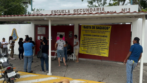 Protestan padres de familia de secundaria en Poza Rica