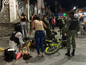 Camioneta embiste a par de jovencitas