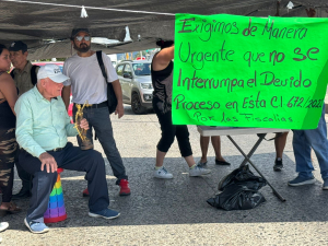 Con bloqueo protestan ex policías en Poza Rica