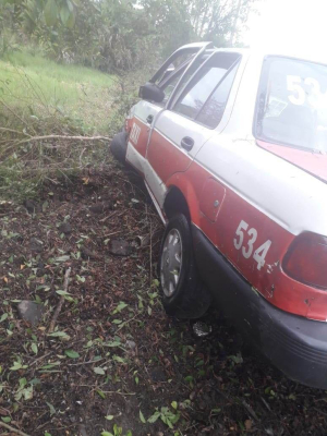 Taxista se sale de la carretera y choca vs arboles