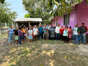 Apoya Paco Charnichart a capillas con donación de tinacos