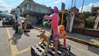 Catrinas y alebrijes de cartón resaltan en la zona centro de Poza Rica