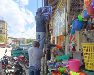 Instalación de señalamientos para abordar autobuses en Castillence