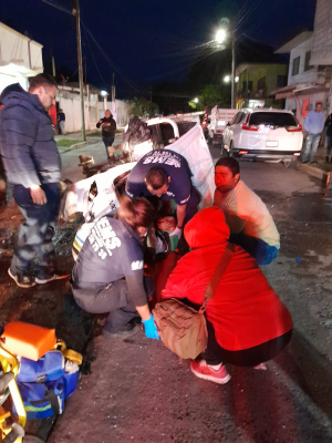 Choca repartidor de agua contra camioneta