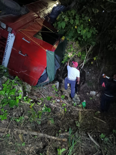 VUELCA CAMIONETA PASAJERA; 2 MUJERES LESIONADAS