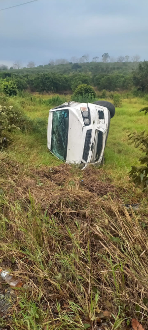 Residuos en carretera causan la volcadura de automóvil