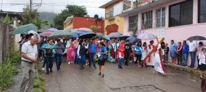 Viacrucis bajo pertinaz llovizna en Tihuatlán