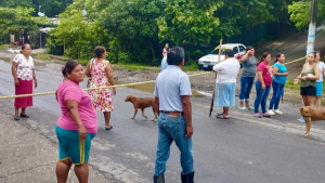 Bloquean carretera entre Papantla y Coatzintla por derrame de hidrocarburo