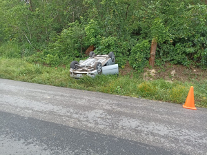 Dos lesionados al volcar auto en la carretera Naranjos-Chontla