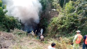 Se salvan de milagro; arde camioneta tras volcar