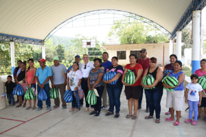 Entrega DF despensas y tinacos en comunidades