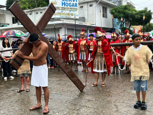 Mal tiempo no afecto recreación del viacrucis