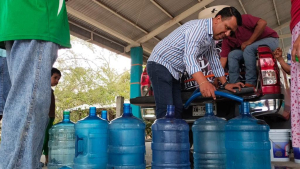 Apoyan Paco Charnichart a comunidades con entrega de agua