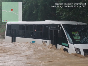 Rescatan a pasajeros de autobús atrapado por creciente tras lluvias