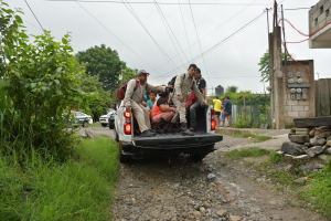 Evacuan a familias en riesgo por desbordamiento de río Cazones